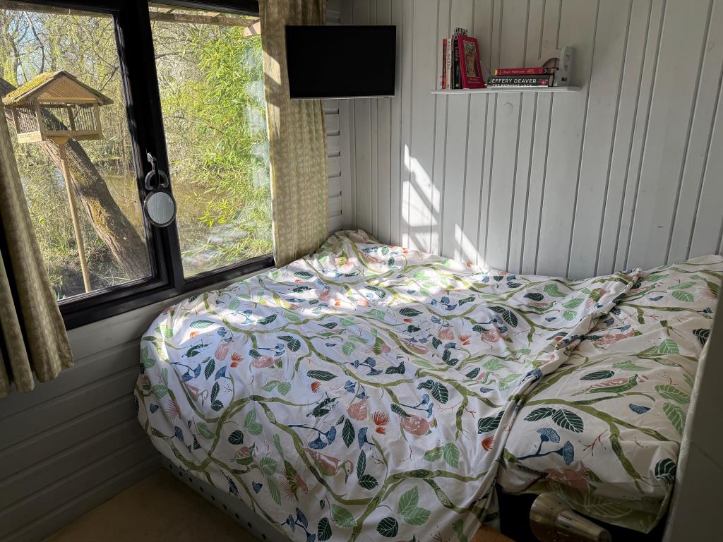 Lot: 80 - FISHING LODGE AND LAKE ON APPROX. ONE ACRE - Main bedroom with view over lake